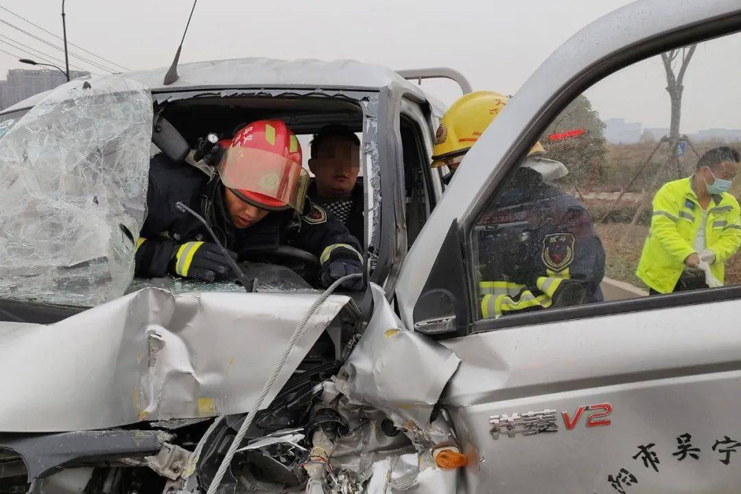 擋風玻璃起霧釀車禍 義烏消防暖心救援