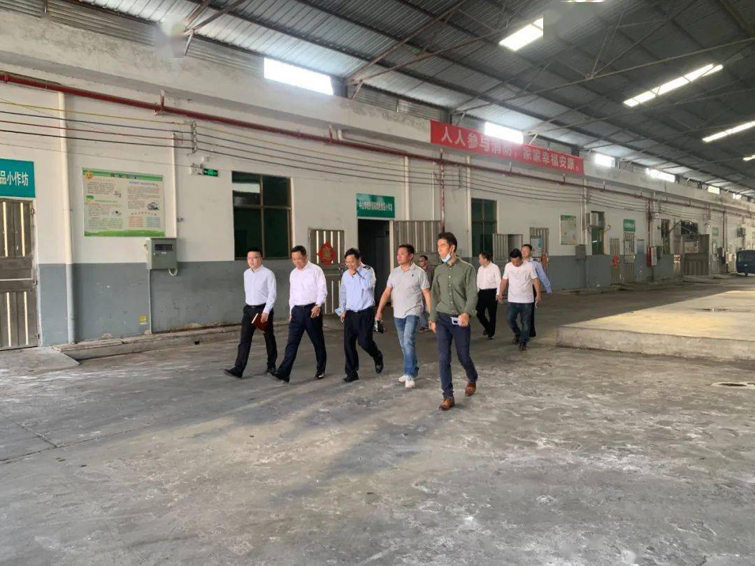 01 黄泽培检查了基地的小作坊生产加工区域,食品监控