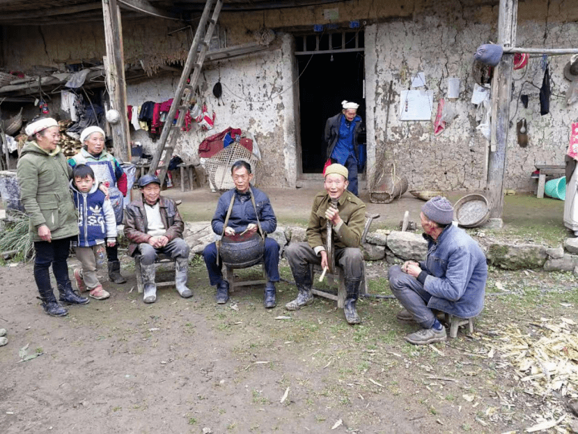 重庆巫溪泥腿杆子博士助贫困村变生态园