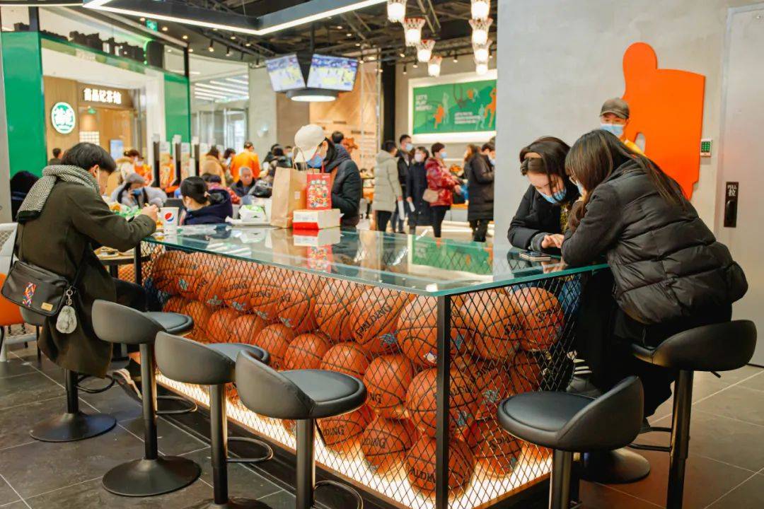 立马就"燃"起来这是德克士在重庆首家以篮球为主题特色的餐厅1月9日将