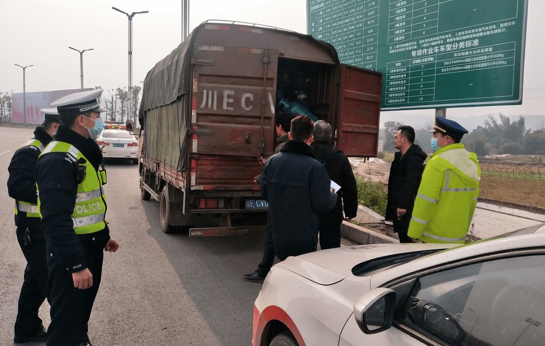 某出示相關證件並打開車廂接受檢查經檢查發現車廂內裝有160餘瓶丙酮