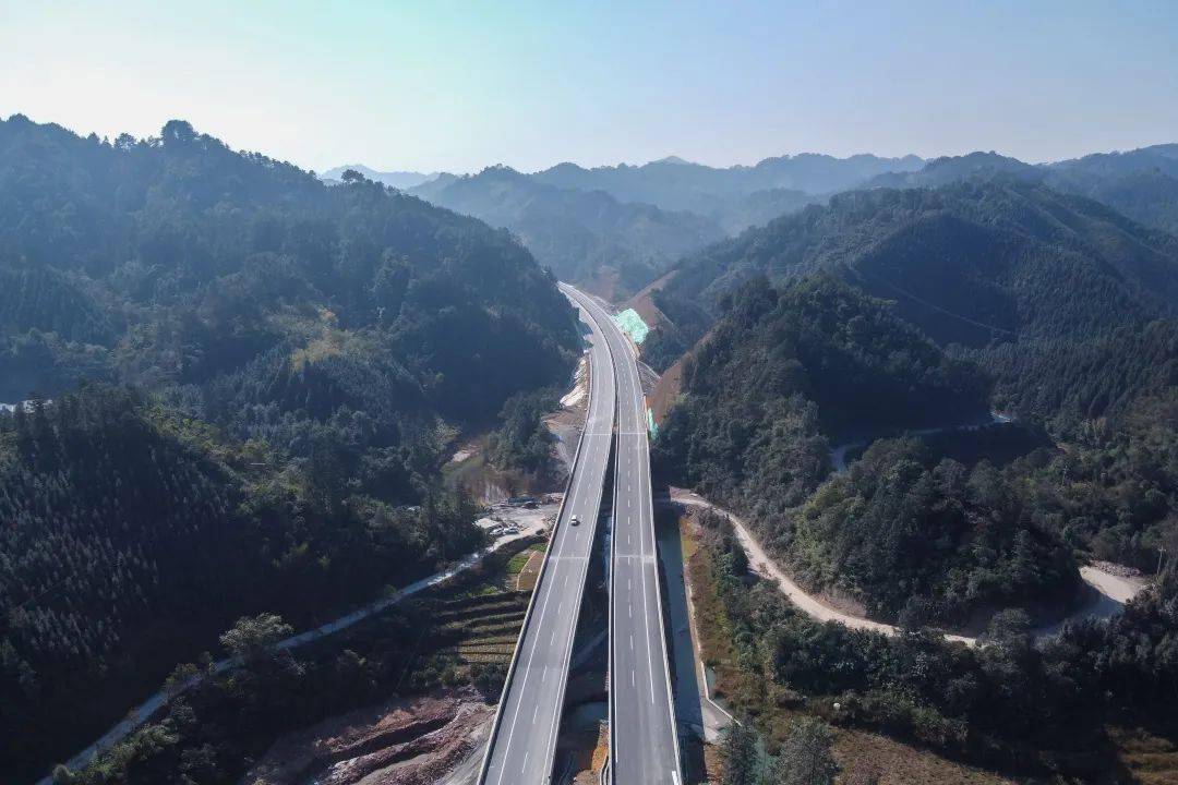 大瑶山深处的绿色长隧文圩隧道建成通车