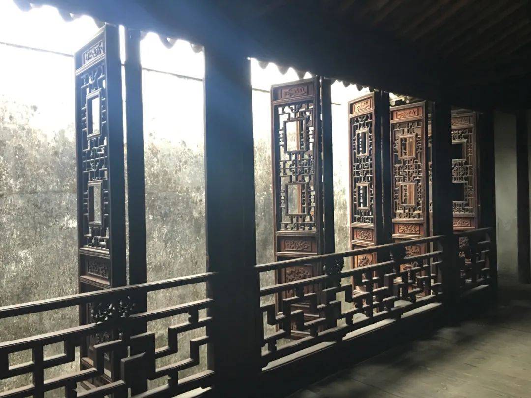 窗外生机盎然砖雕门楼及门额"礼教为本"映入眼中推开两扇朱红色的古门