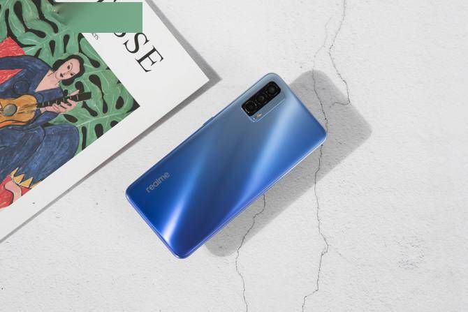 realme 真我v15 5g的前辈并不是v13,v14,而是半年前全新推出的realme