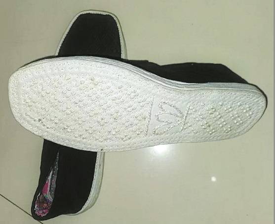 一双千层底布鞋