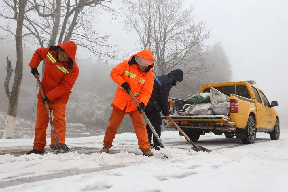 心镇岩上村路段,公安部门正在设立警示牌,指挥和提醒过往车辆雪天慢行