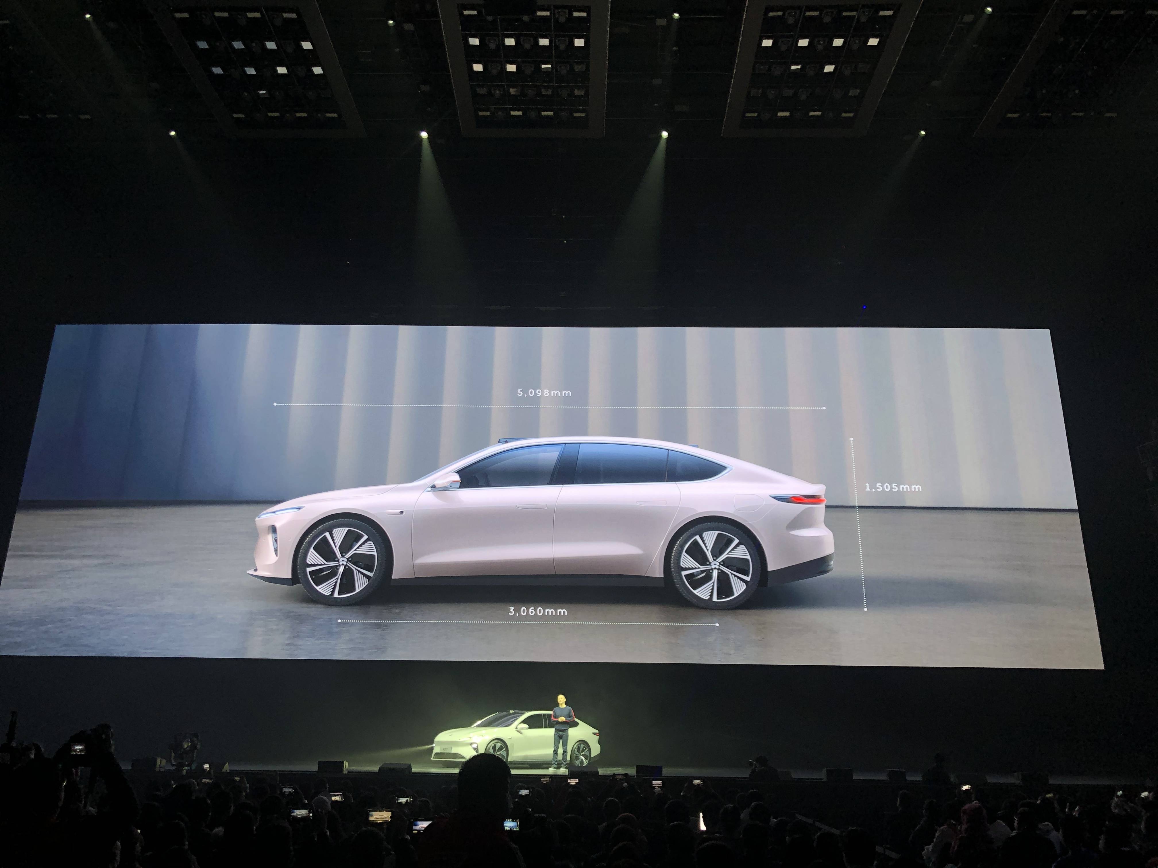 最高续航里程超1000km蔚来发布首款电动轿车et7