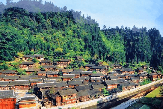 传说中的世外桃源~这里至今仍保持男耕女织的生活习俗,寨子里织布机