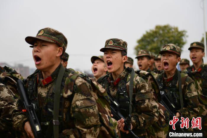 武警江西總隊冬季野營拉練:進行徒步行軍 展開多項演練