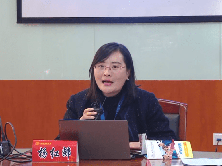 杨红娜:上海电力大学副教授,主持朝日之窗工作室