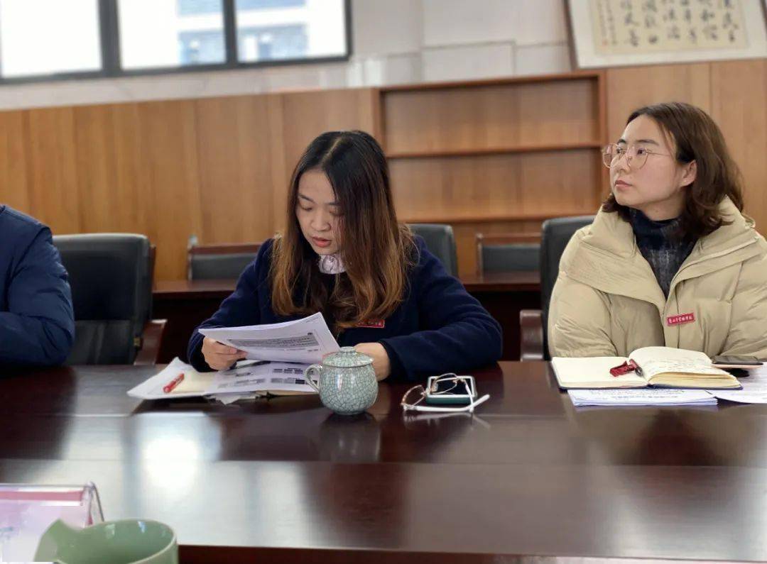 72教务处主任兼七年级段长陈建英就学校教学工作进行详细汇报.