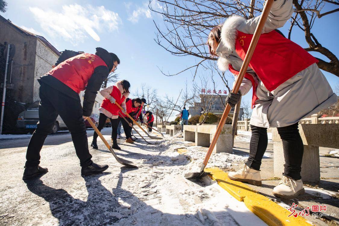 江西庐山：“志愿红”扫雪除冰