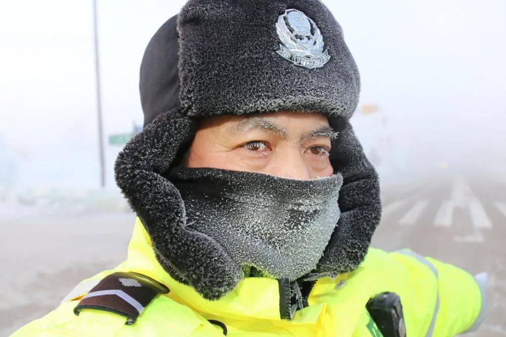 零下42摄氏度漠河交警坚守岗位守护平安