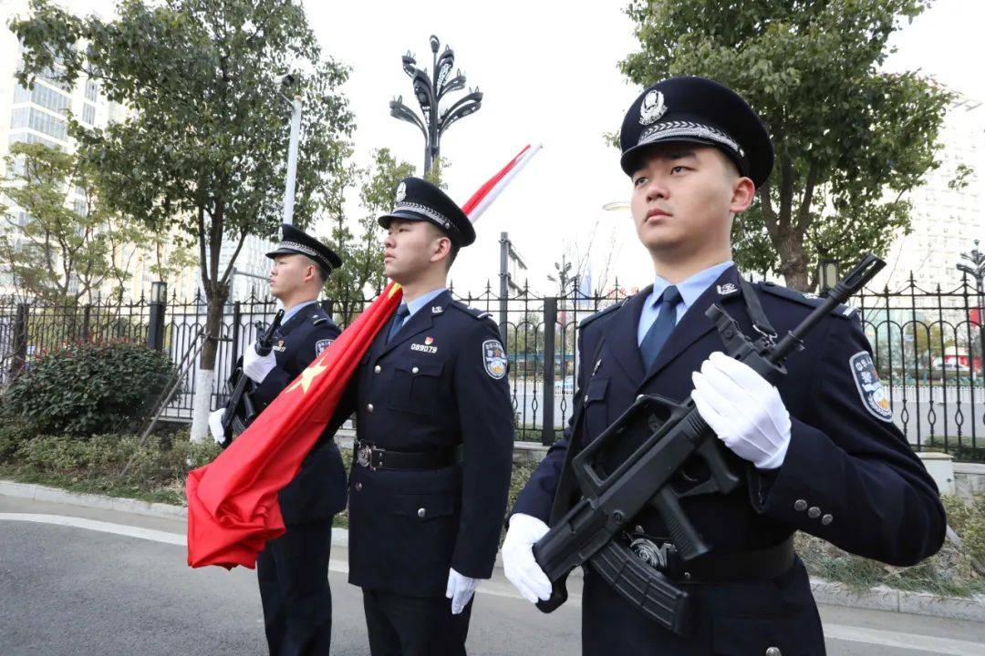 六安市公安局广场上,近300名公安民警代表整齐列阵,士气昂扬,仪仗队员