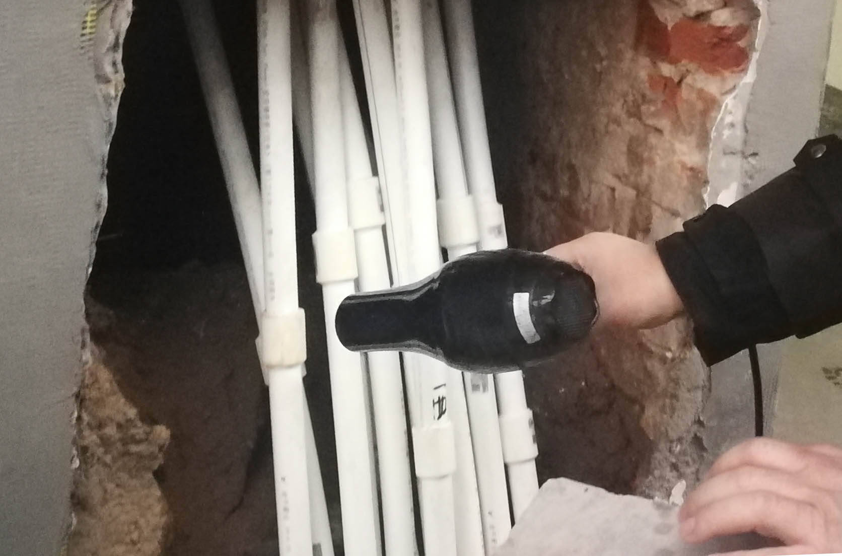 居民楼水管上冻停水 热心人拿来解冻"神器"排忧解难