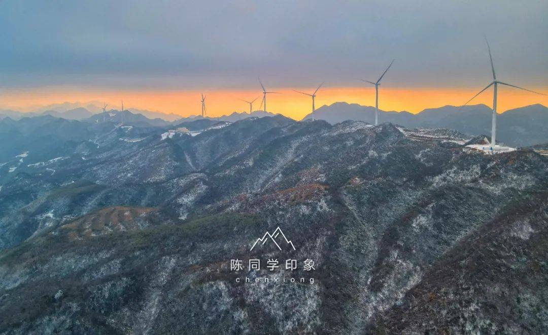 视频航拍屹立于湘西之巅的大灵山风力发电场_龙山县