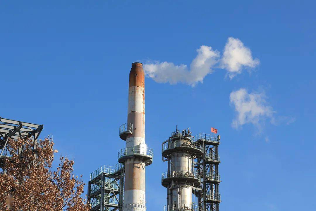 钢铁厂的烟囱里冒的白烟是什么你知道吗