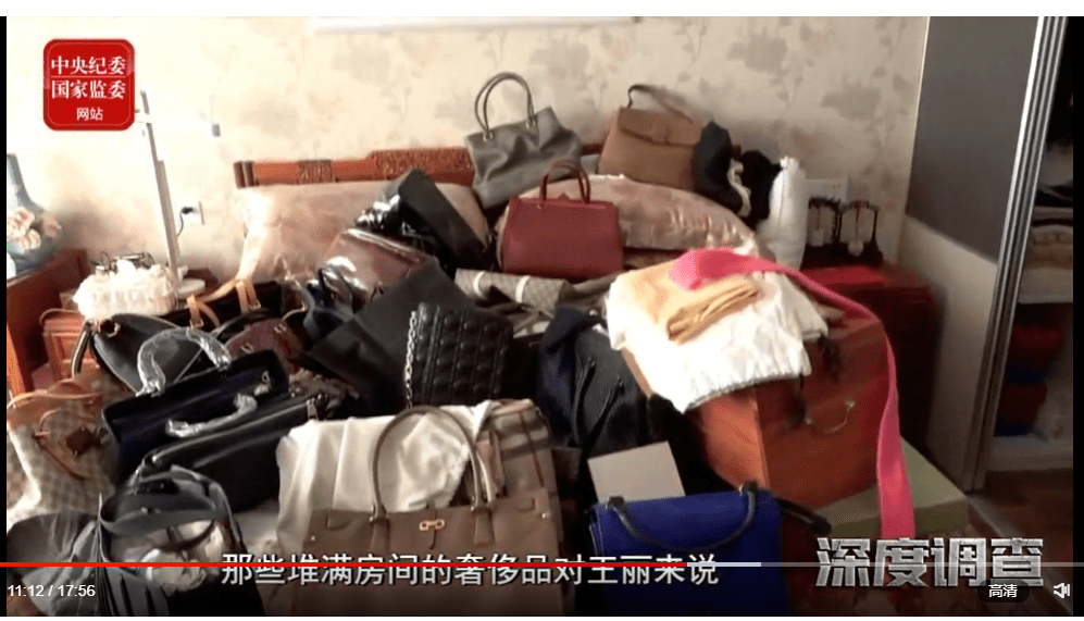 银行女行长,买一套房专藏奢侈品,只敢在屋里穿着对镜欣赏,丈夫案发后