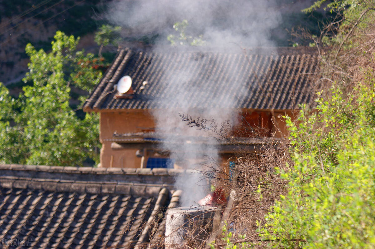 再说鳏夫屋顶炊烟少人们看在眼里,记在心里,当面不说,背后却咬起