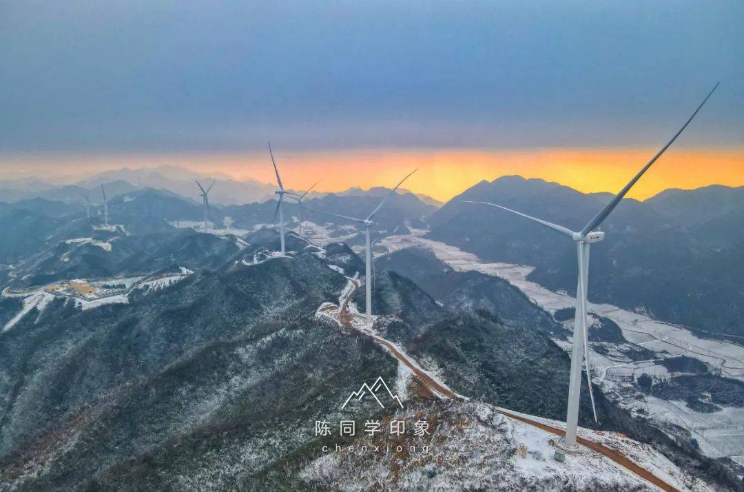 视频航拍屹立于湘西之巅的大灵山风力发电场_龙山县
