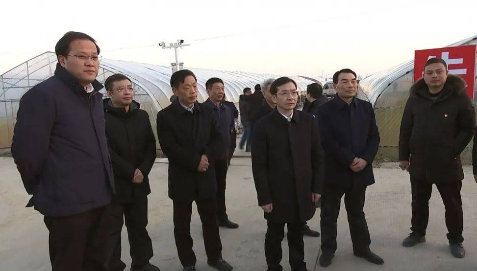南昌市人民政府副市长樊三宝,市政府副秘书长王小文参加调研.
