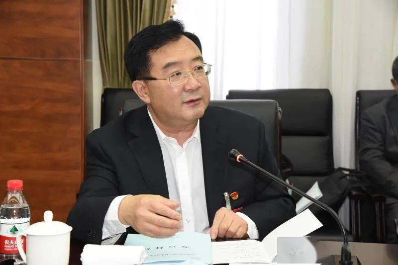 市委书记王冰来到政协白山市第八届委员会第五次会议部分讨论组,与