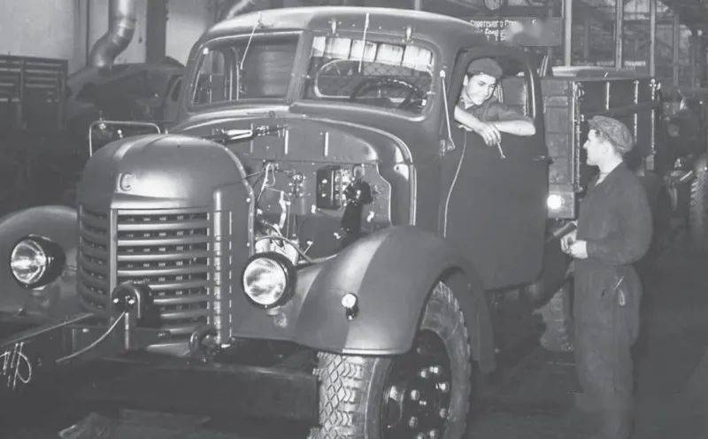 莫斯科李哈乔夫汽车厂上面三辆都是一汽生产的老解放,第一张前期版老