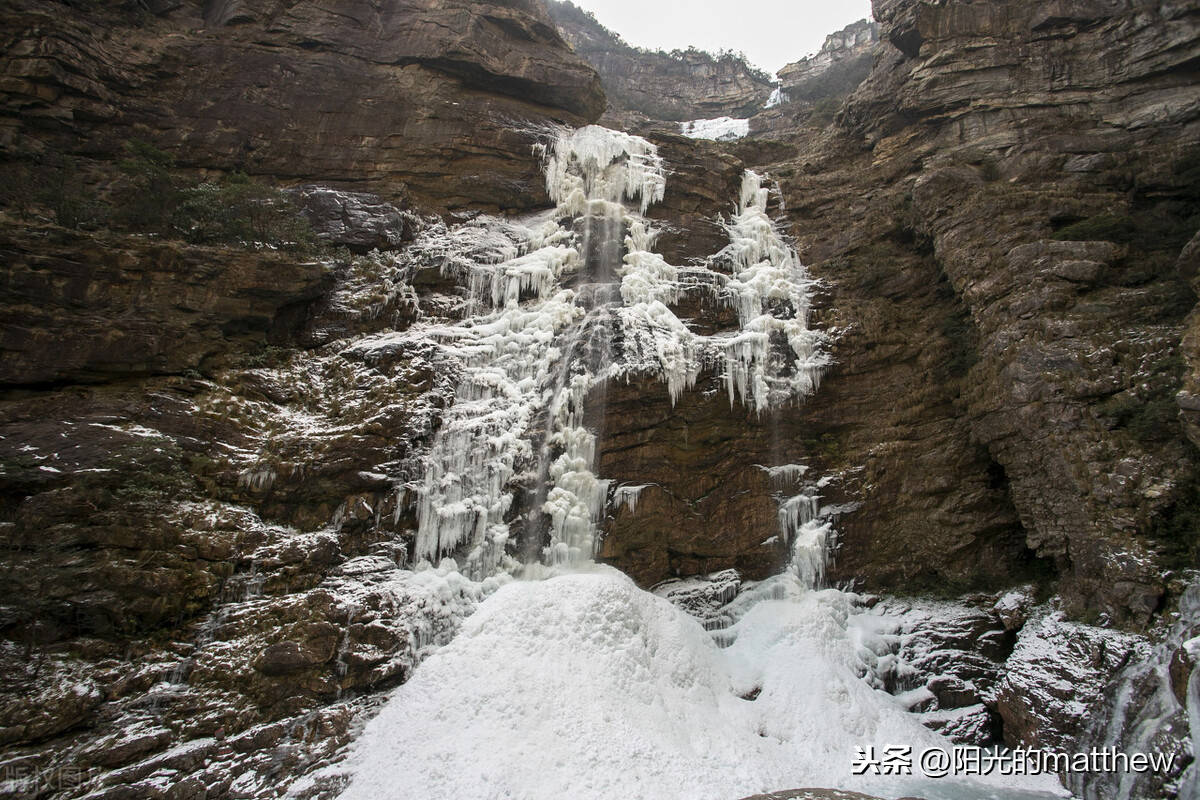 江西庐山三叠泉冰封百米冰瀑挂悬崖庐山冬景美