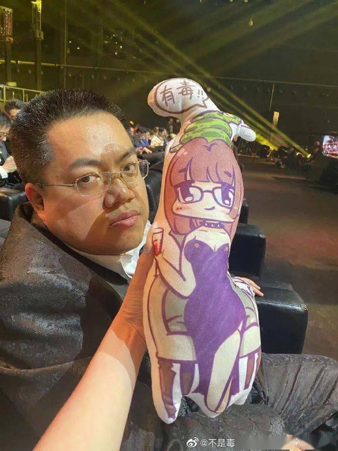 啾咪~如果有谁还在否认"夏一可"不是"黄旭东"的,请把这张官方认证图