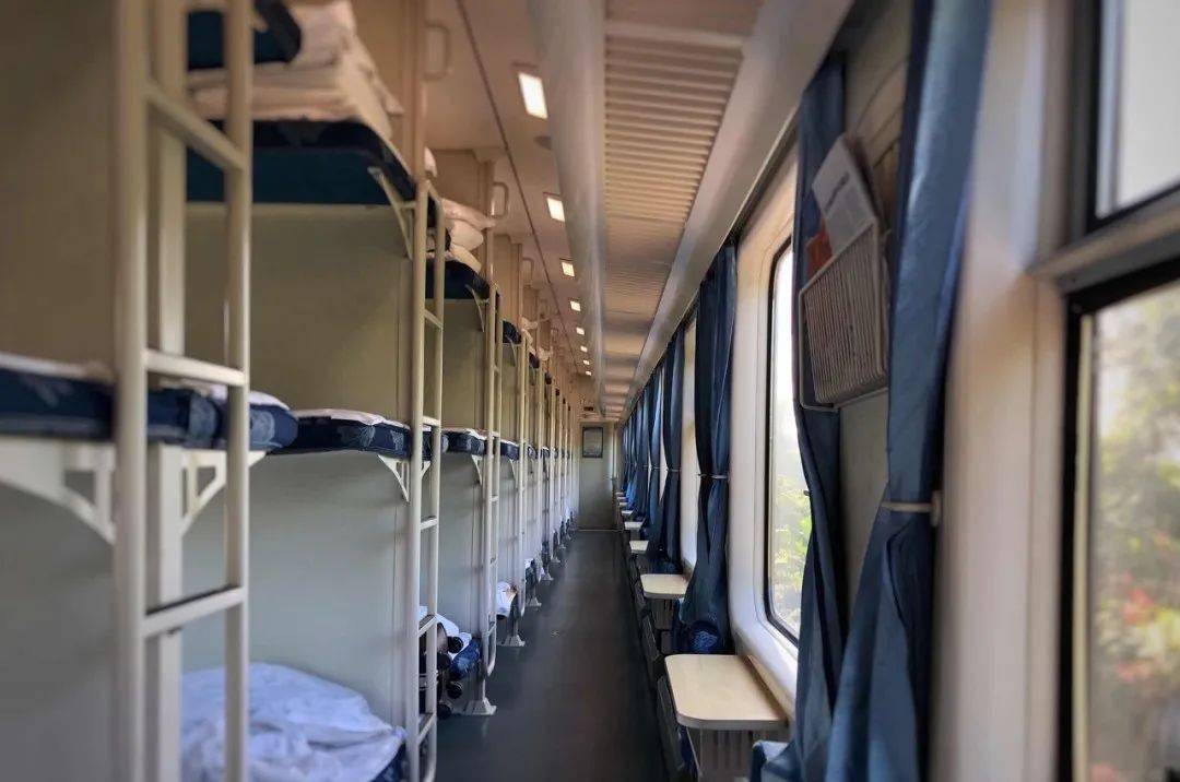 火车上通常是人来人往,在公共场合休息,最容易出现不必要的尴尬情况.