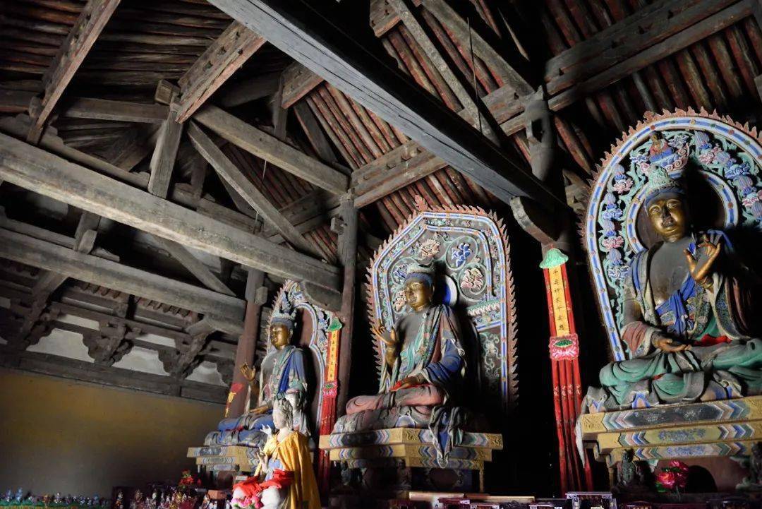 为减轻其负荷,在梁上和平梁前端使用了较大的人字叉手,把殿前槽上部的