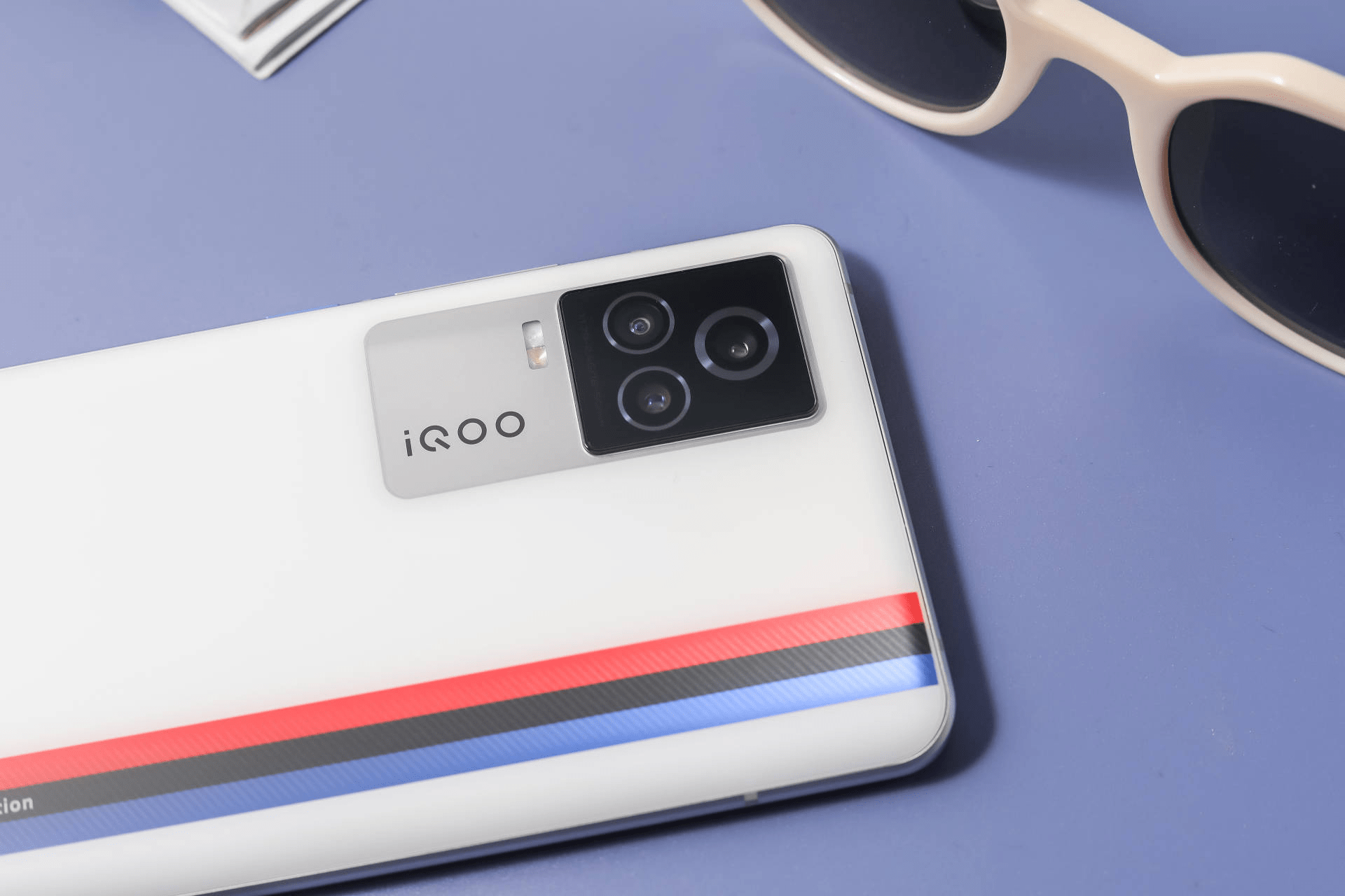 此外,iqoo 7机身背部还拥有红,黑,蓝三种不同颜色的条纹,犹如赛道一般