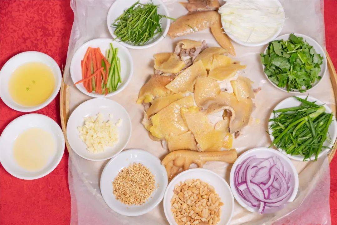原味,又让鸡肉鲜咸可口筲箕七彩捞鸡会洒上一层芝麻花生碎加上洋葱丝