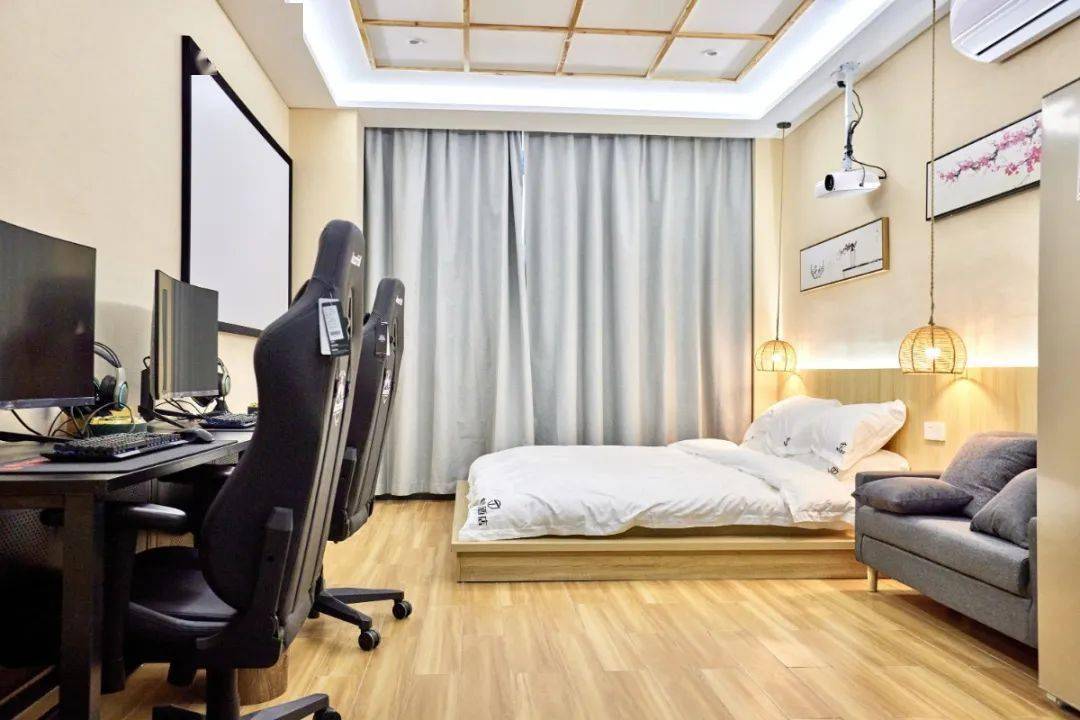 日式榻榻米电竞房的整体色调会更淡雅一些灰调与原木色,使人放松下来