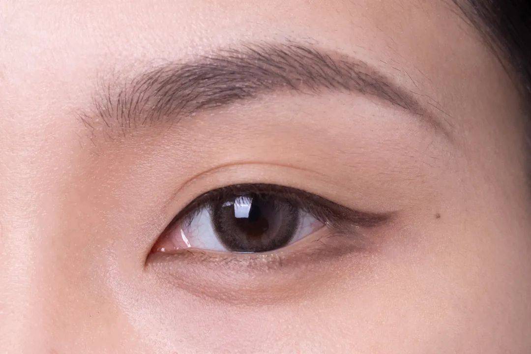 开眼角 眼睑下至由于一一邪属于长眼型,所以给她花了拉长的眼睑下至