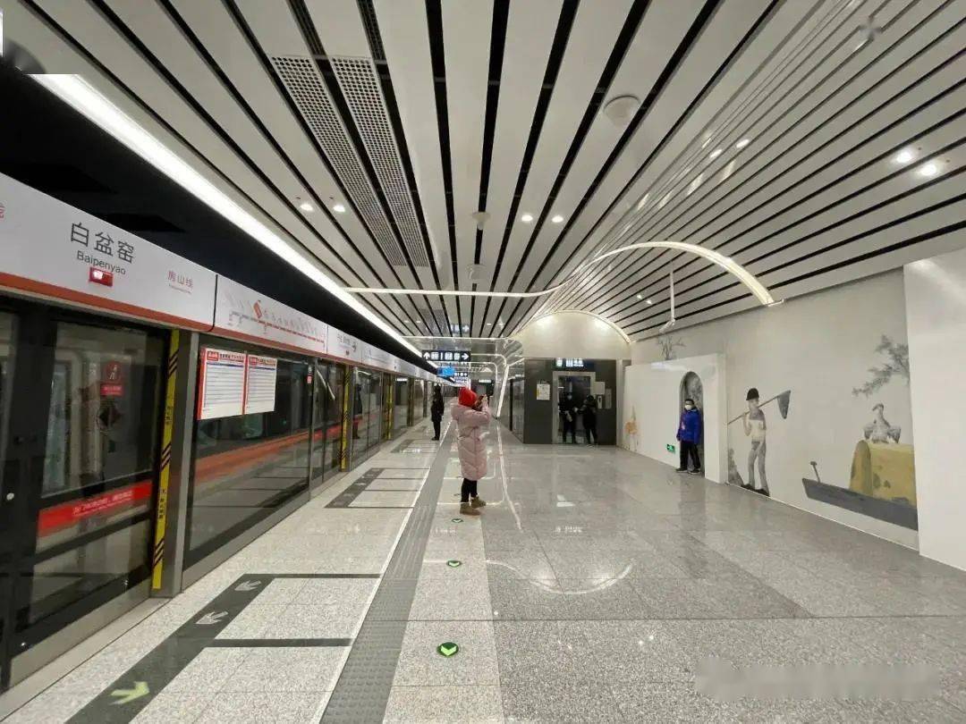 线车站规模最大的一个正好面向三个建成区的方向它有3个出入口白盆窑