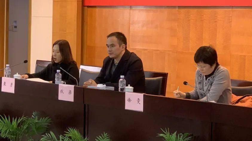 街道党工委书记,"两委"换届工作领导小组组长狄梁作动员讲话,就此次"