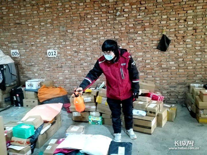 微视频|快递小哥已活跃在石家庄街道上_李威