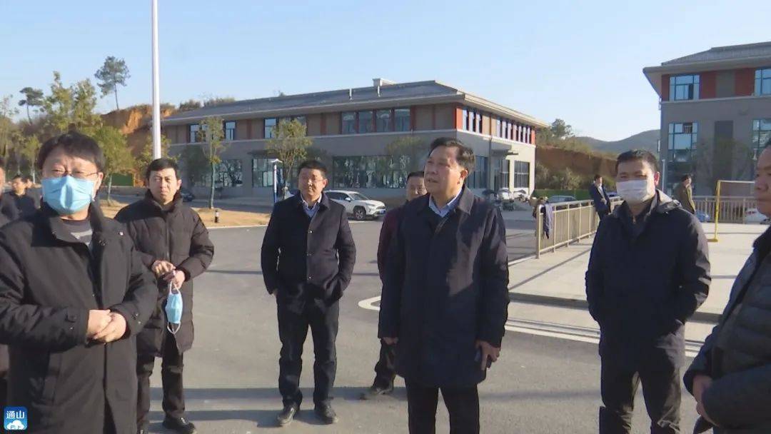 1月9日下午,市人大常委会副主任,县委书记石玉华一行深入南林桥镇,县