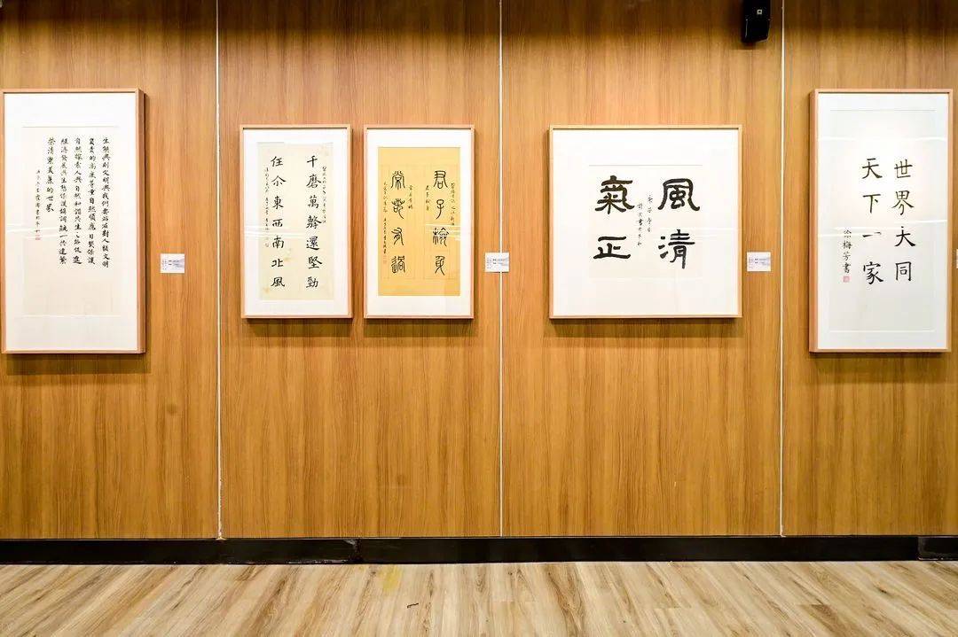 党旗飘飘61四史教育墨韵书史纸香明志书画展开幕