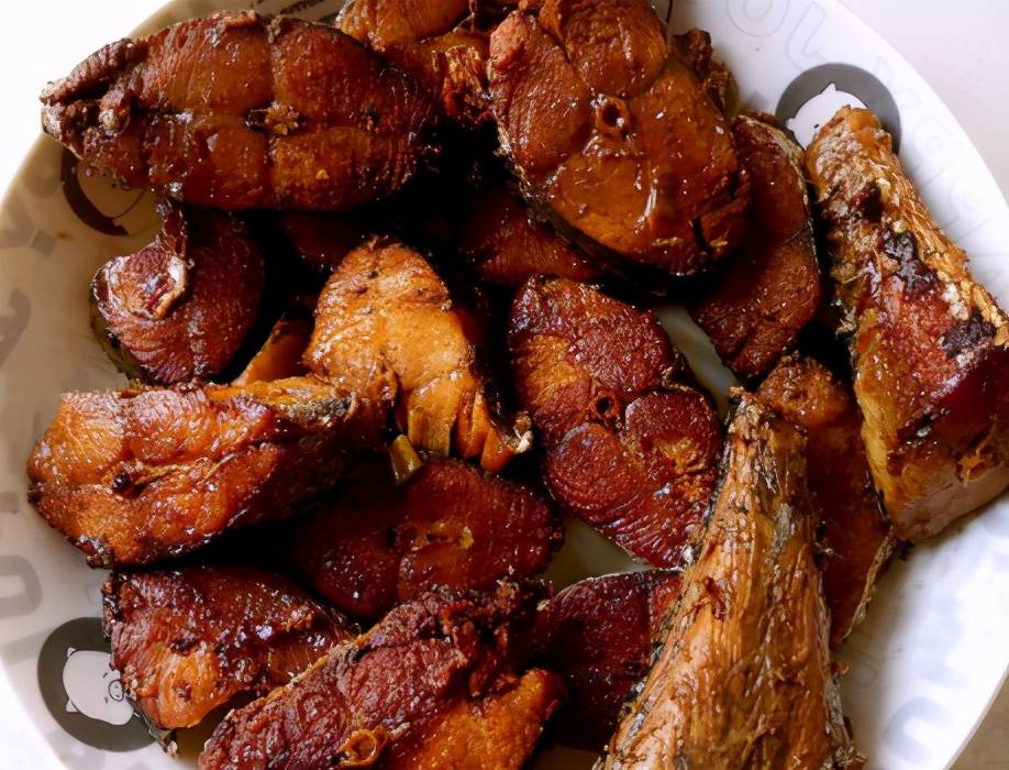 熏鲅鱼时别直接放锅里炸多加1个步骤鲅鱼焦嫩入味鲜味足