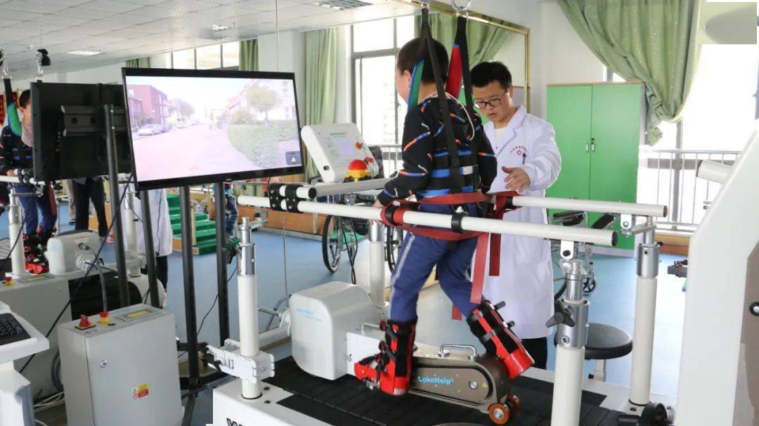 康复医院治疗师用下肢机器人训练脑瘫儿童的下肢肌力脑瘫儿童,同