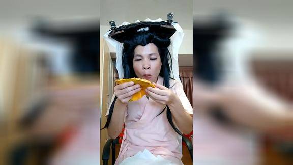 东莞贤淑姐变白娘子温柔吃木瓜看的心里直痒痒