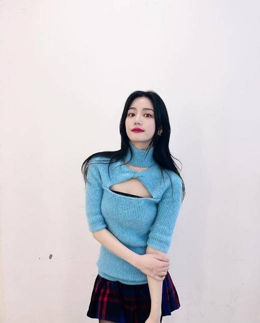 韩国女艺人李侑菲sns发照秀出众美貌_mydaily