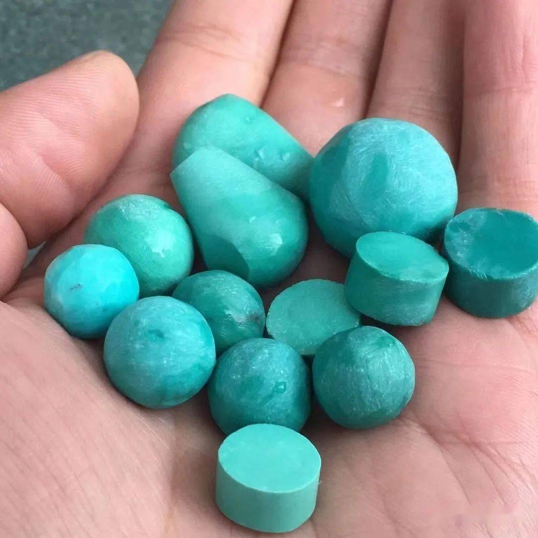 高品质的绿松石颜色绚丽,质感细腻,但是好的绿松石应该怎样分辨呢?