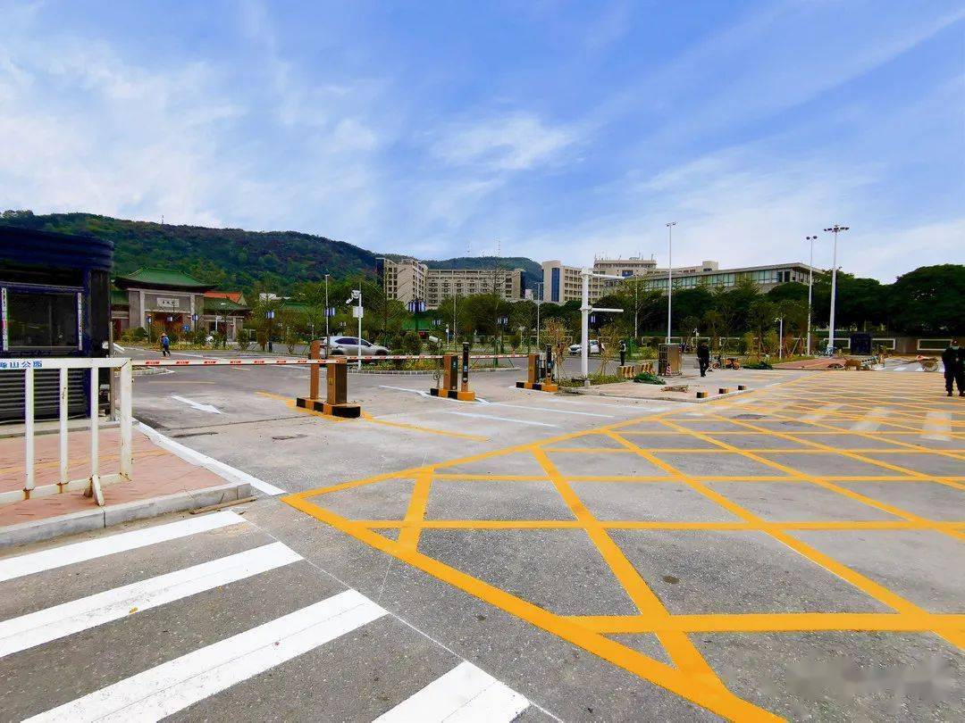 改造后的顺峰山公园体验感"倍儿爽",冬日出游就来这里~_停车场