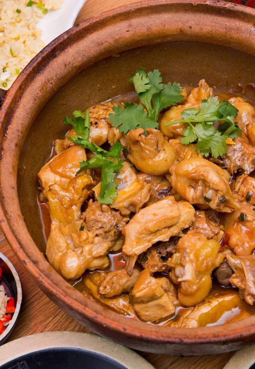 含:鸡煲五选一:田螺鸡煲,板栗鸡煲,椰子鸡煲,姜酒鸡煲,药材鸡煲 配菜