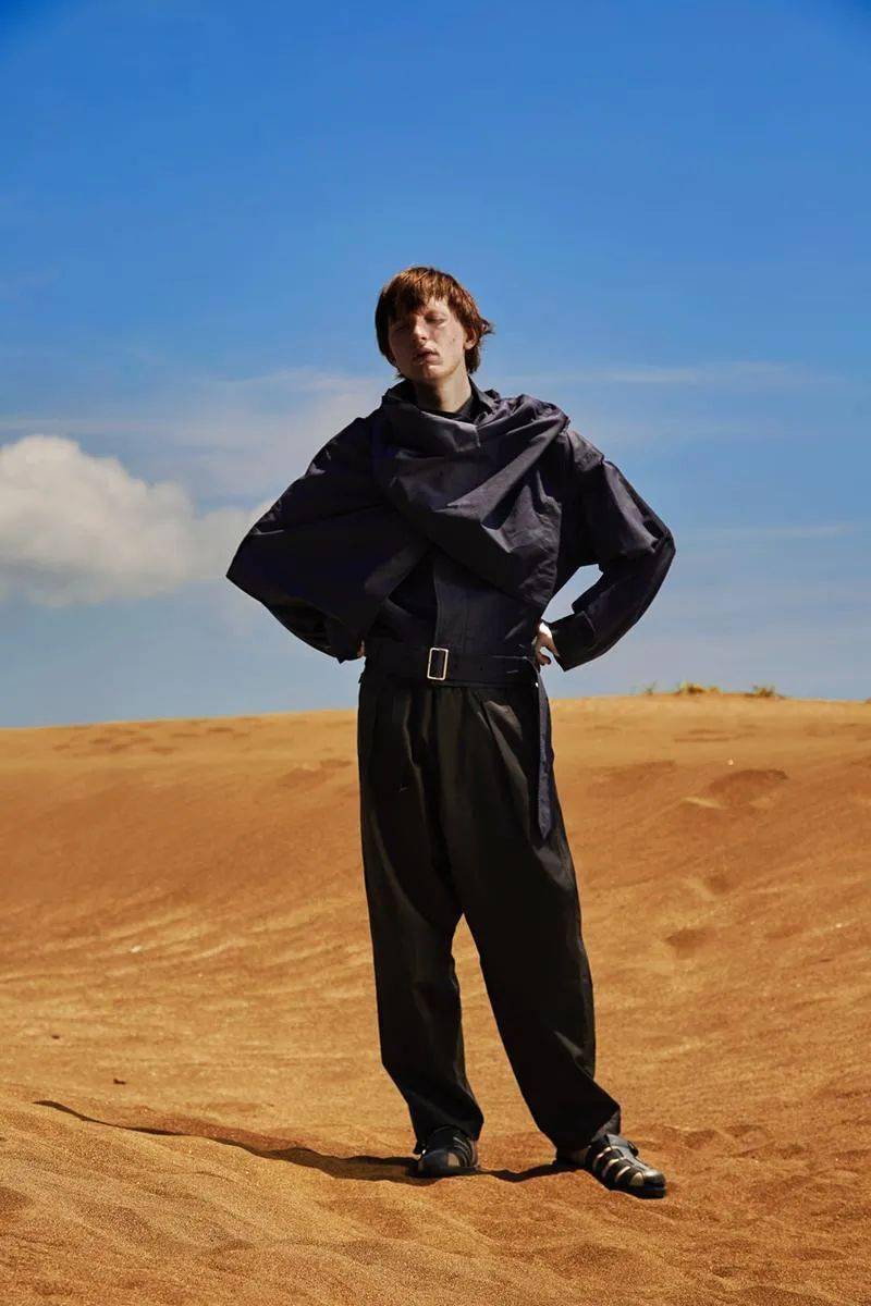 ulsum丨在热情的沙漠衣服里的确需要一台风扇