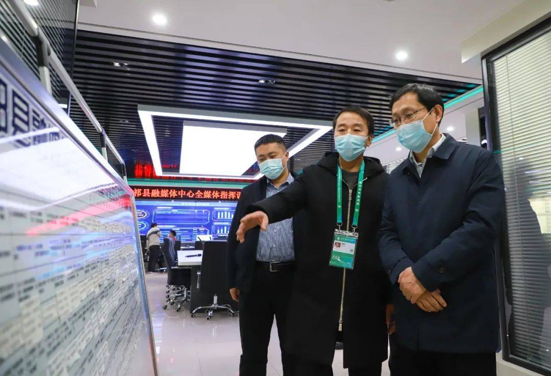 冯耀黎在融媒体中心调研