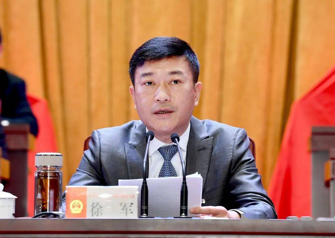 新当选区长金进富在大会会场进行了宪法宣誓.